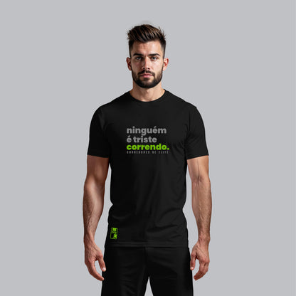 Camiseta Masculina - Ninguem é triste Correndo