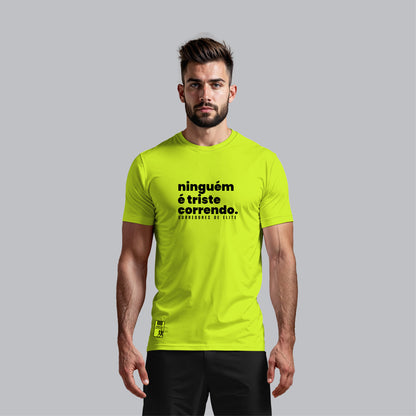 Camiseta Masculina - Ninguem é triste Correndo